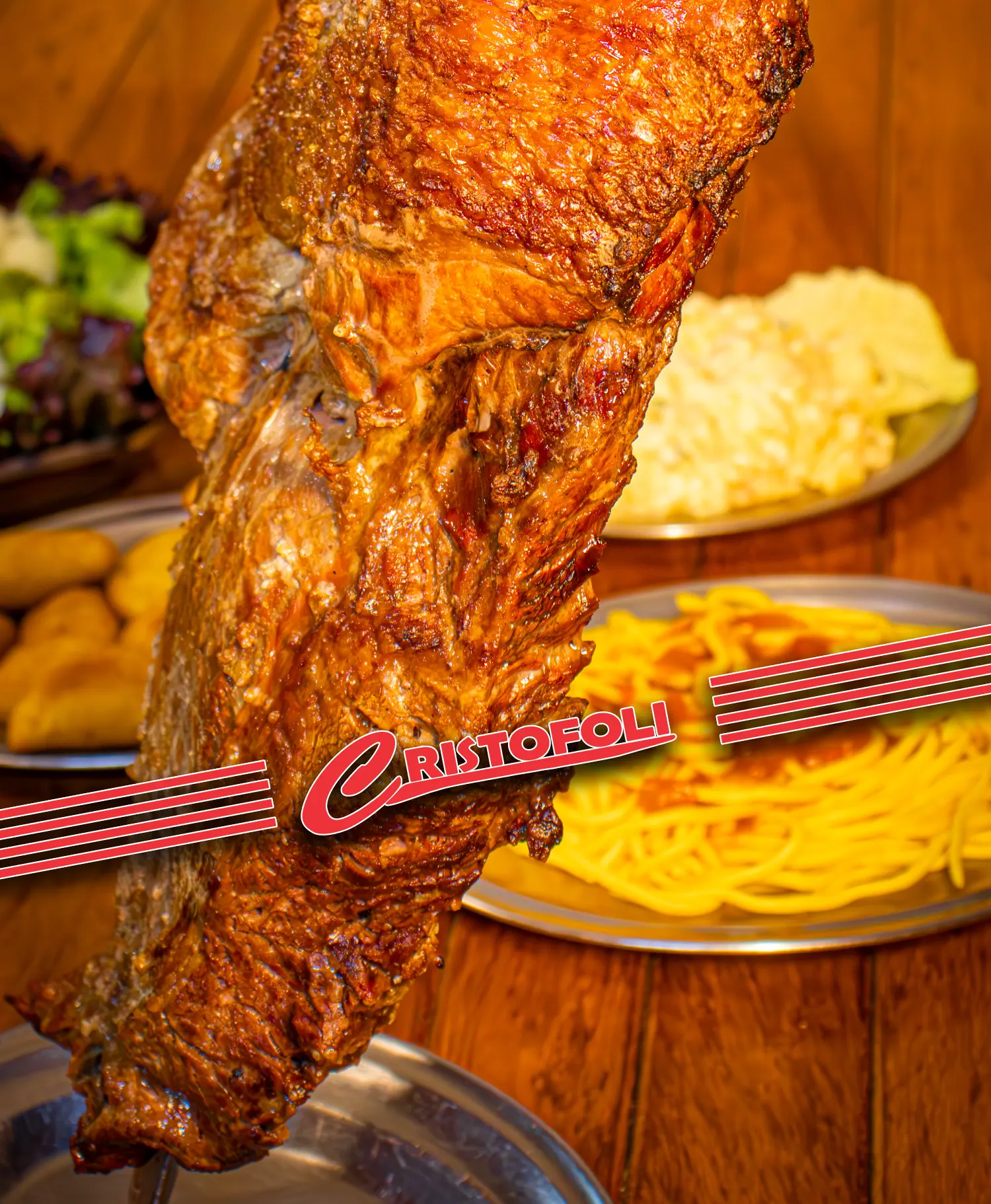 Espetão de vazio e acompanhamentos servidos na Galeteria Cristofoli